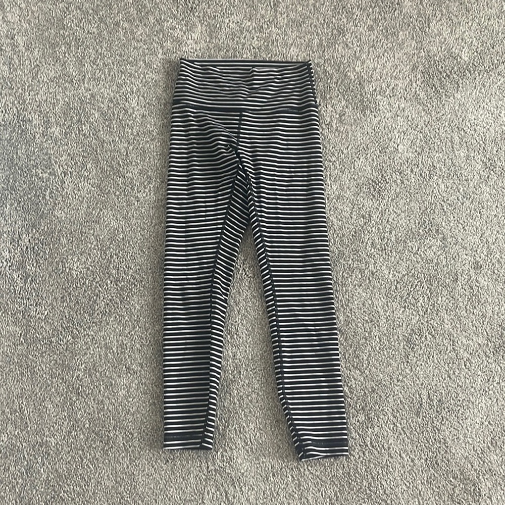 Lululemon Wunder Under - black/white stripe, 25”, sz 6
